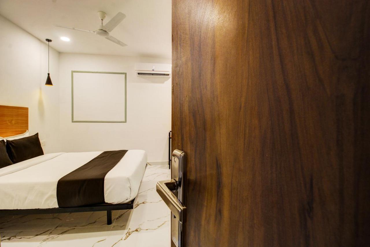 Super Townhouse Rcc Hotel Banjara Hills Hyderabad Bagian luar foto