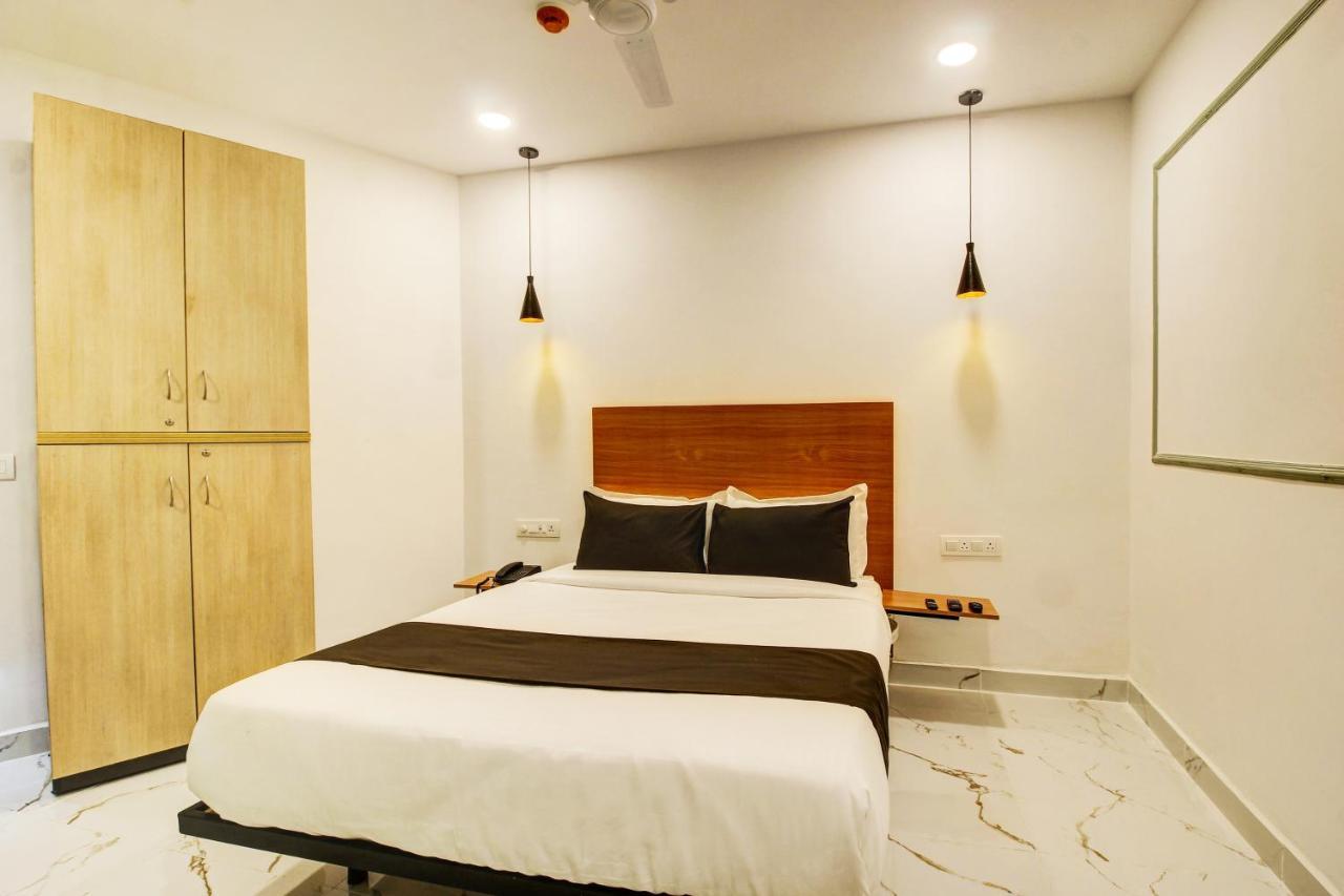 Super Townhouse Rcc Hotel Banjara Hills Hyderabad Bagian luar foto