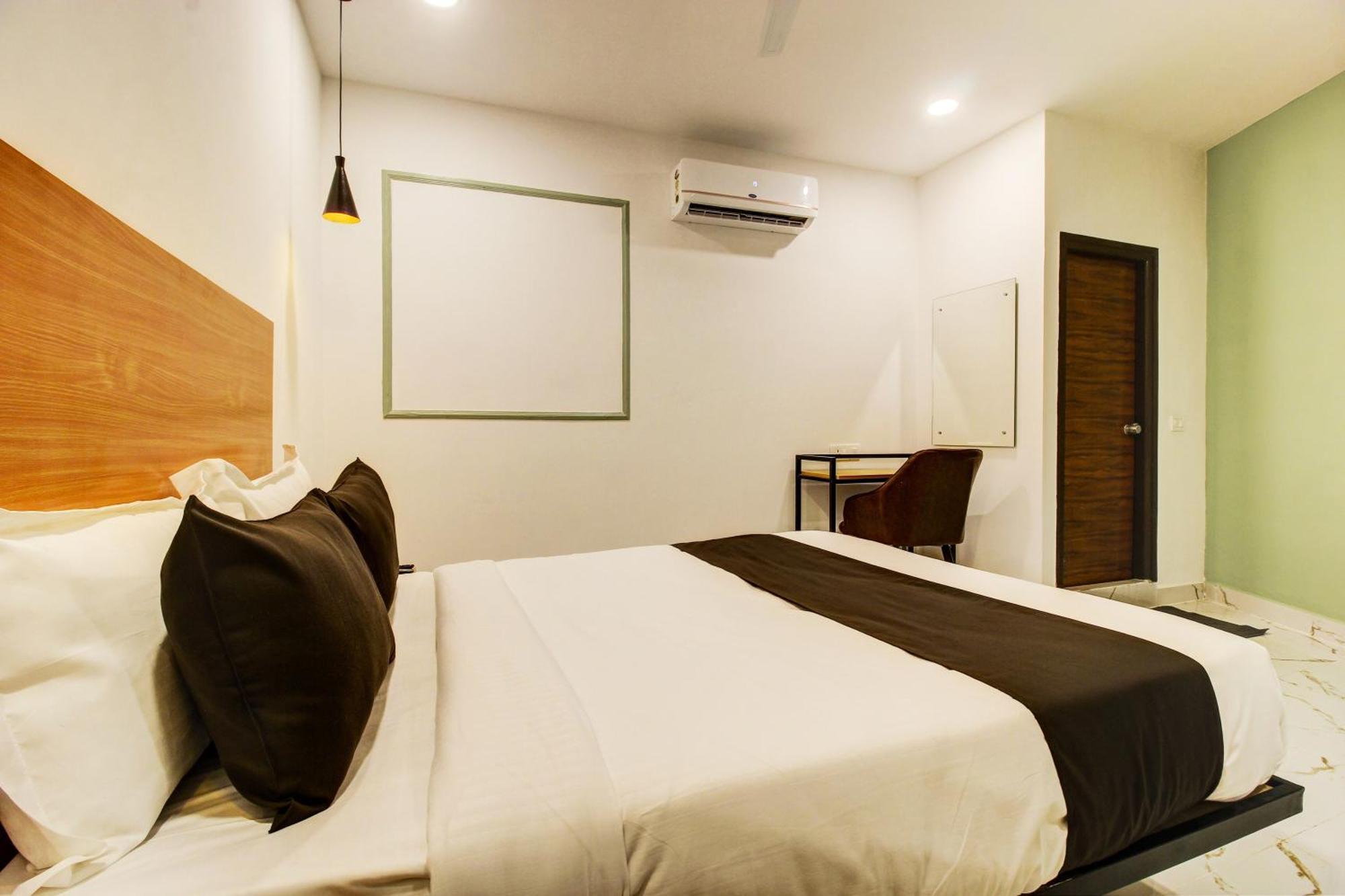 Super Townhouse Rcc Hotel Banjara Hills Hyderabad Bagian luar foto