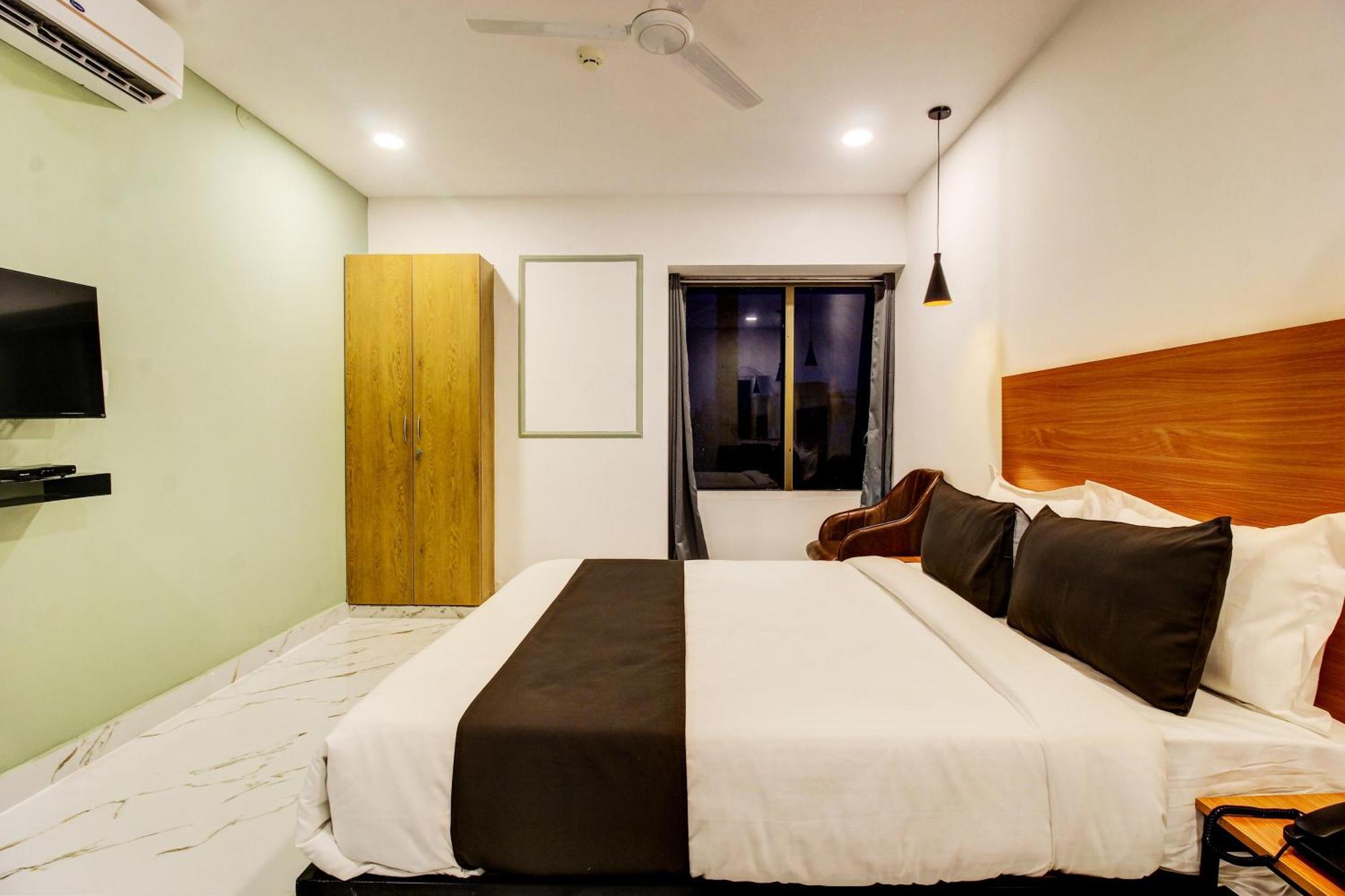 Super Townhouse Rcc Hotel Banjara Hills Hyderabad Bagian luar foto